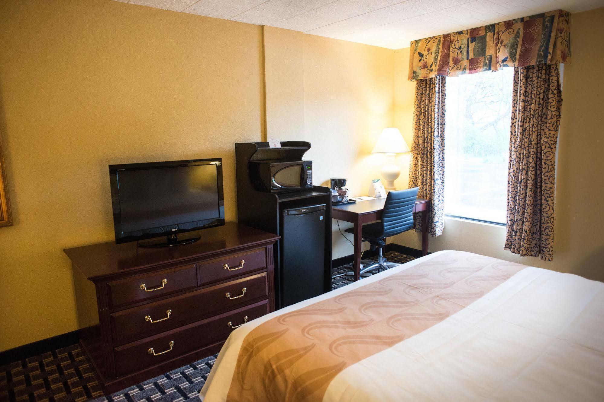 Quality Inn New Kensington Buitenkant foto